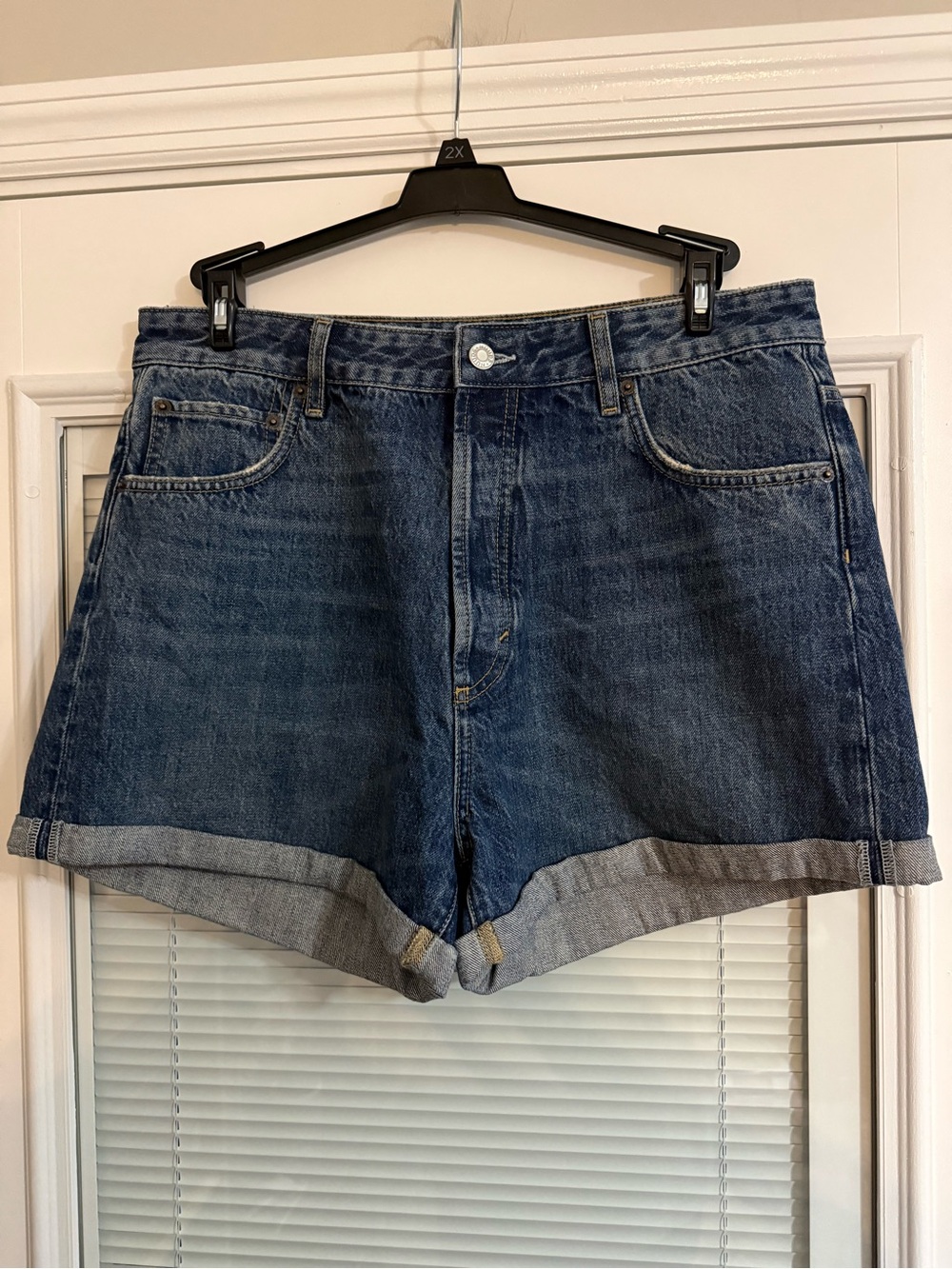 NWOT Nuuds Women's Dark Blue Denim Roll-Cuff Shorts